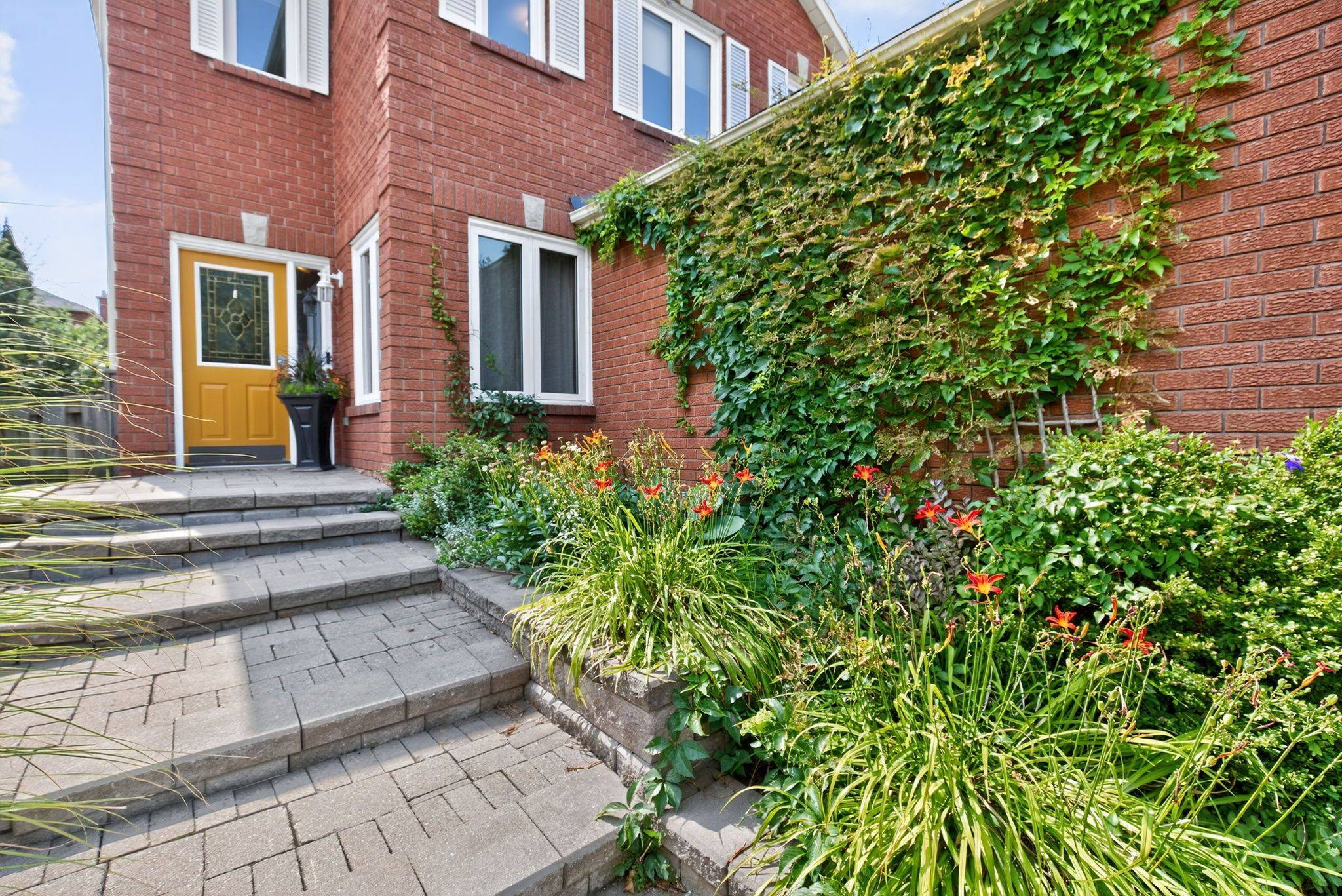 Barrie, ON L4N 7H7,49 Mcdougall DR