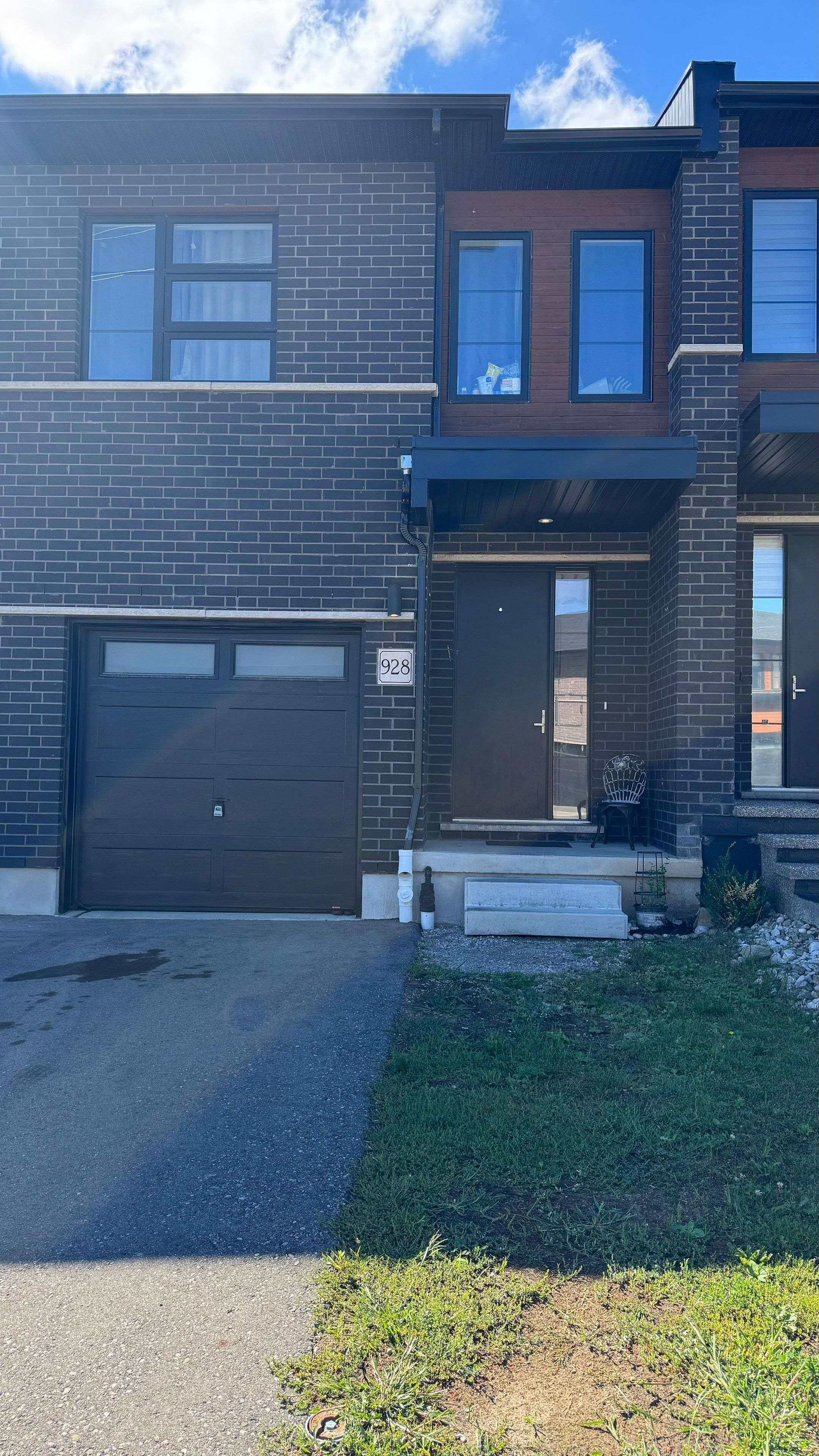 Kitchener, ON N2R 0P9,928 Robert Ferrie DR