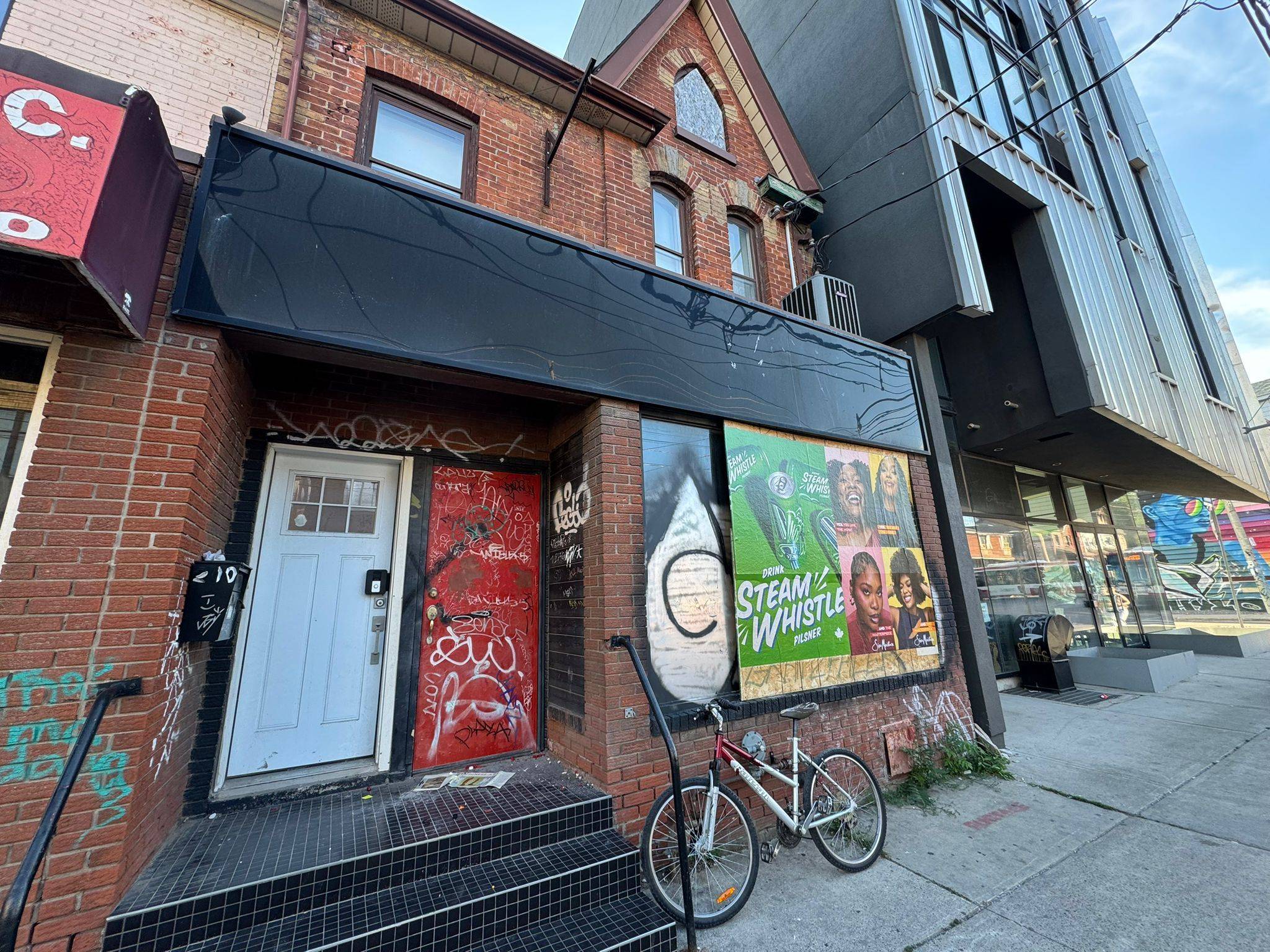 Toronto C01, ON M5T 2R8,200 Bathurst ST #Main Floor