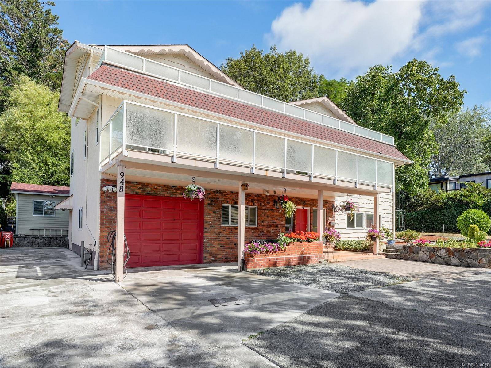 Saanich, BC V8X 3G5,948 McKenzie Ave