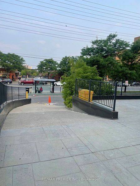 Mississauga, ON L5B 2L6,165 Dundas ST W