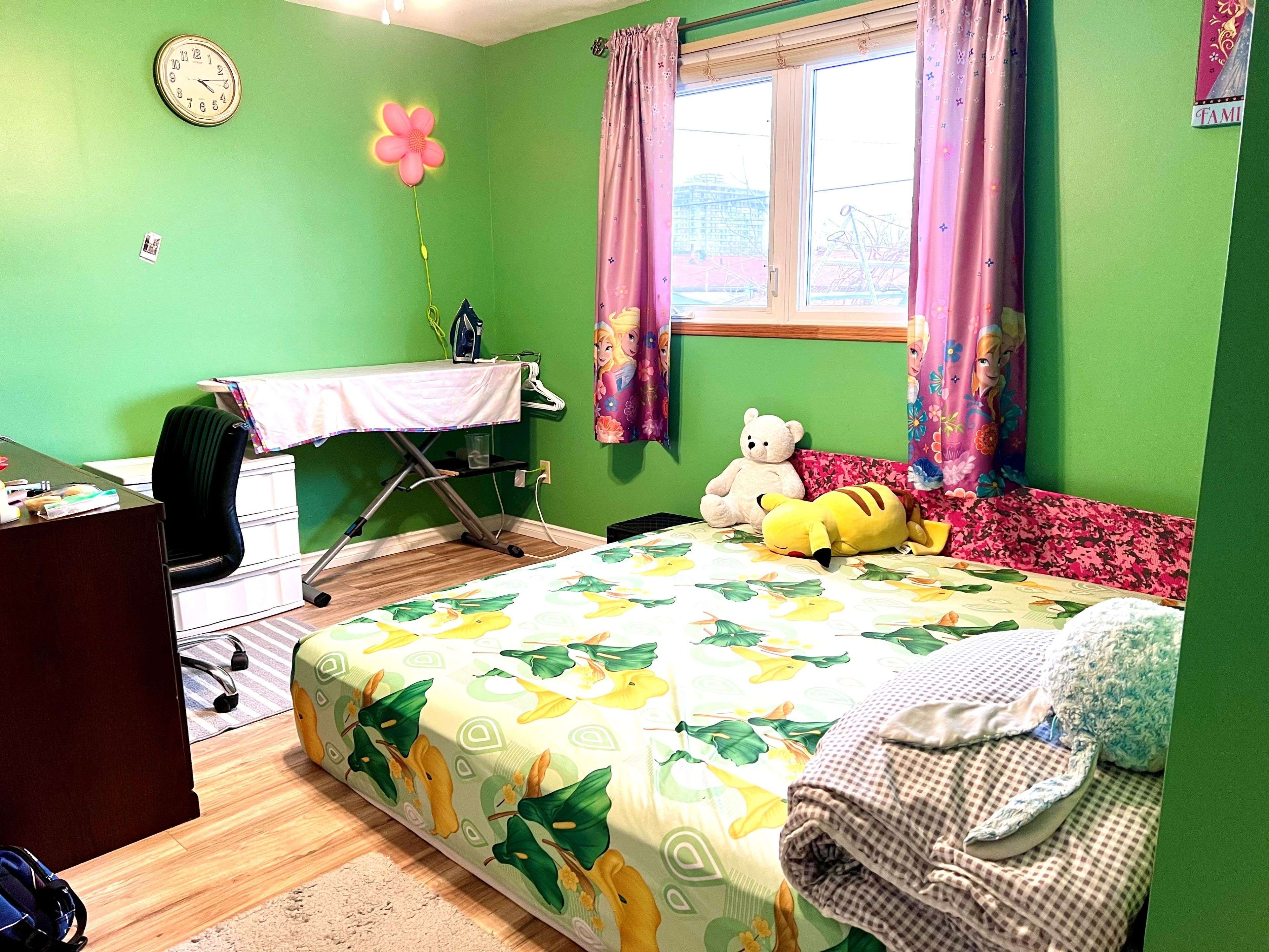 Mississauga, ON L5C 1G8,966 Forestwood DR