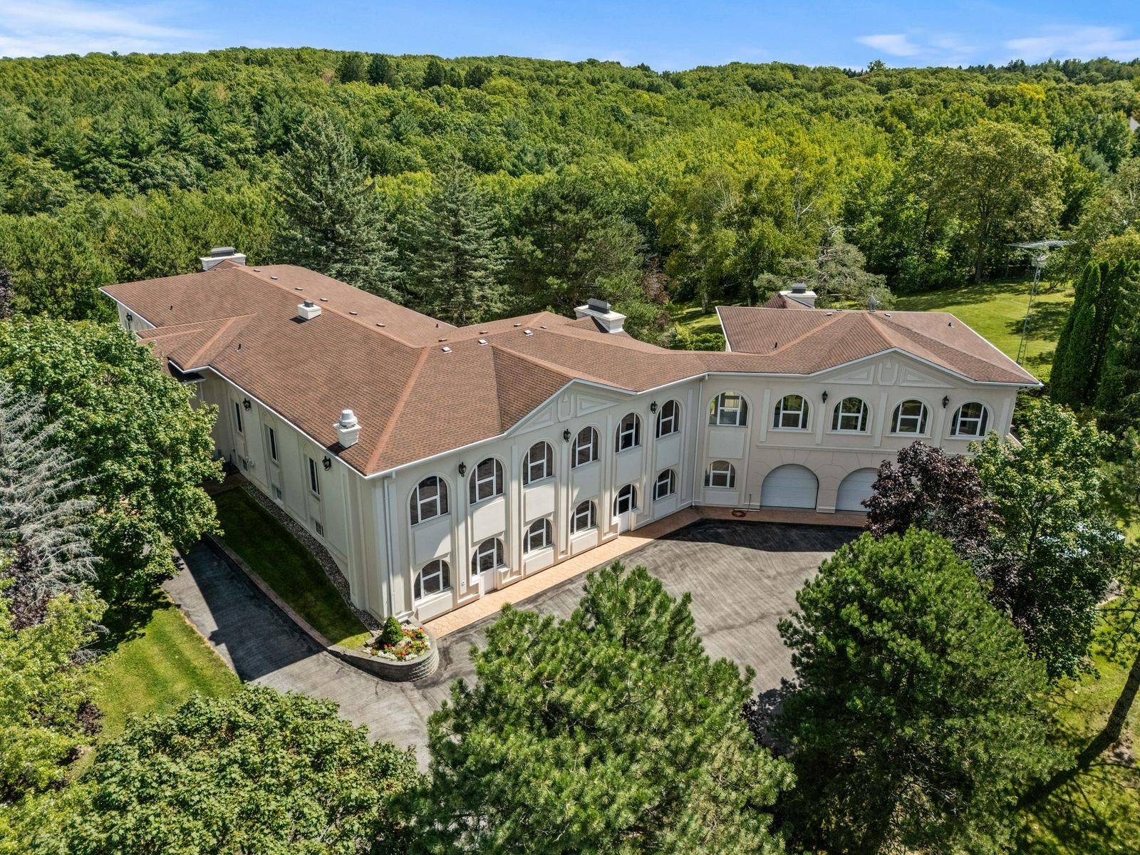 King, ON L7B 1A3,409 Dearbourne AVE