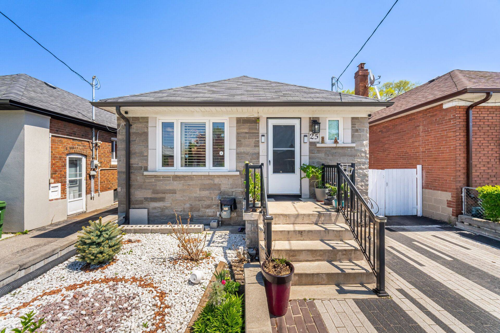 25 Handel ST, Toronto W03, ON M6N 4G2