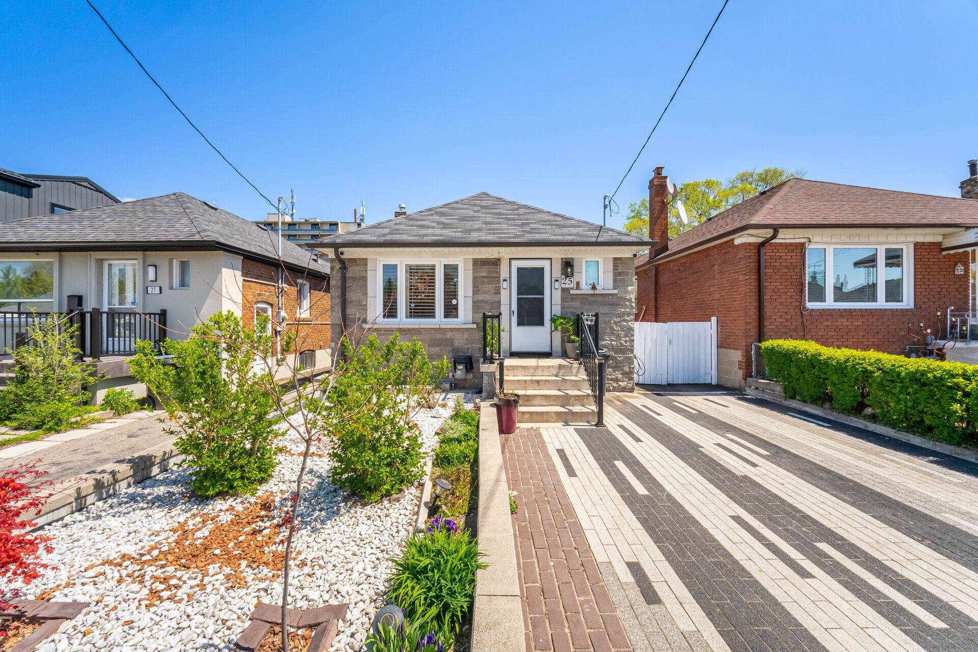 25 Handel ST, Toronto W03, ON M6N 4G2