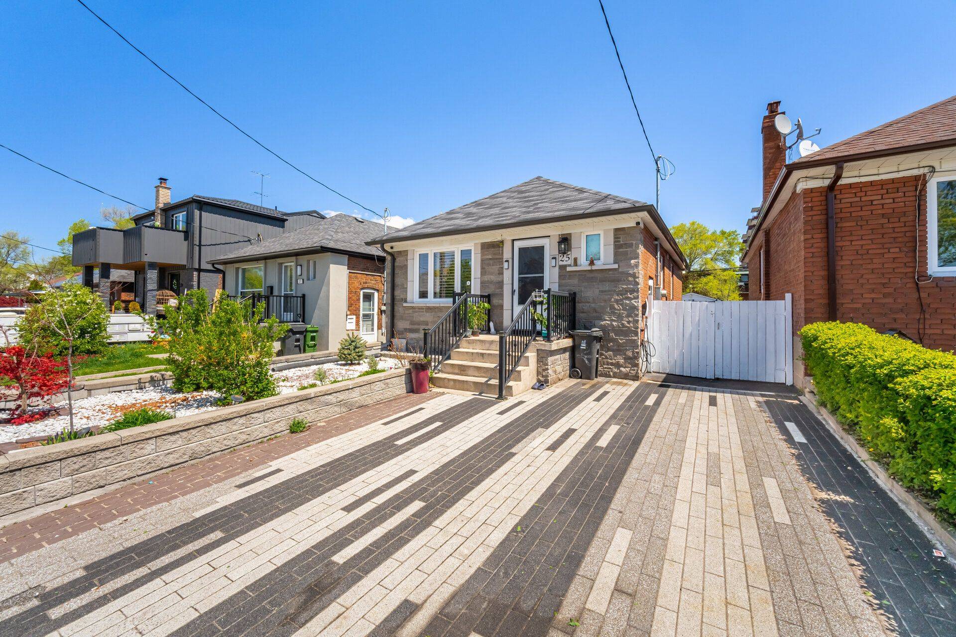 25 Handel ST, Toronto W03, ON M6N 4G2