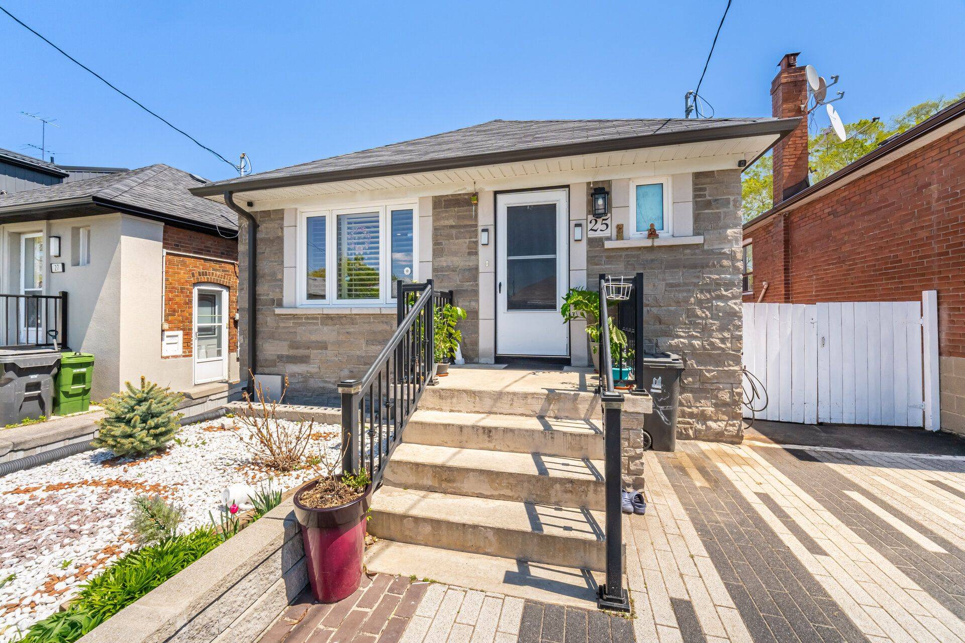 25 Handel ST, Toronto W03, ON M6N 4G2