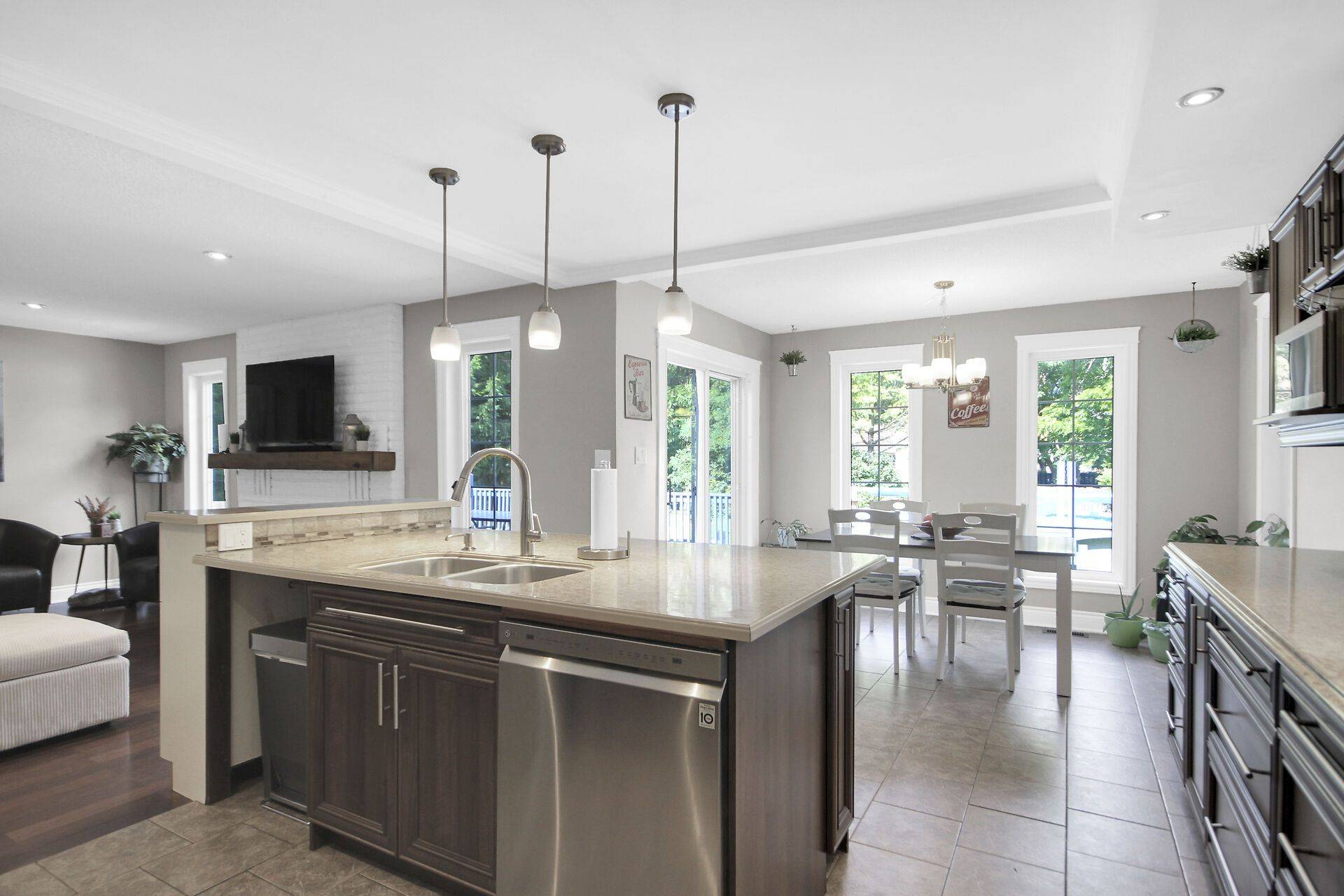 Russell, ON K4R 1C5,100 Des Pins ST