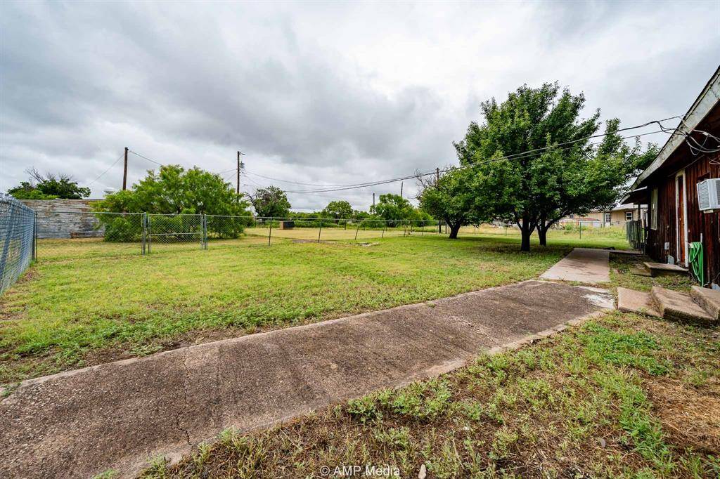 Hamlin, TX 79520,735 NW F Avenue