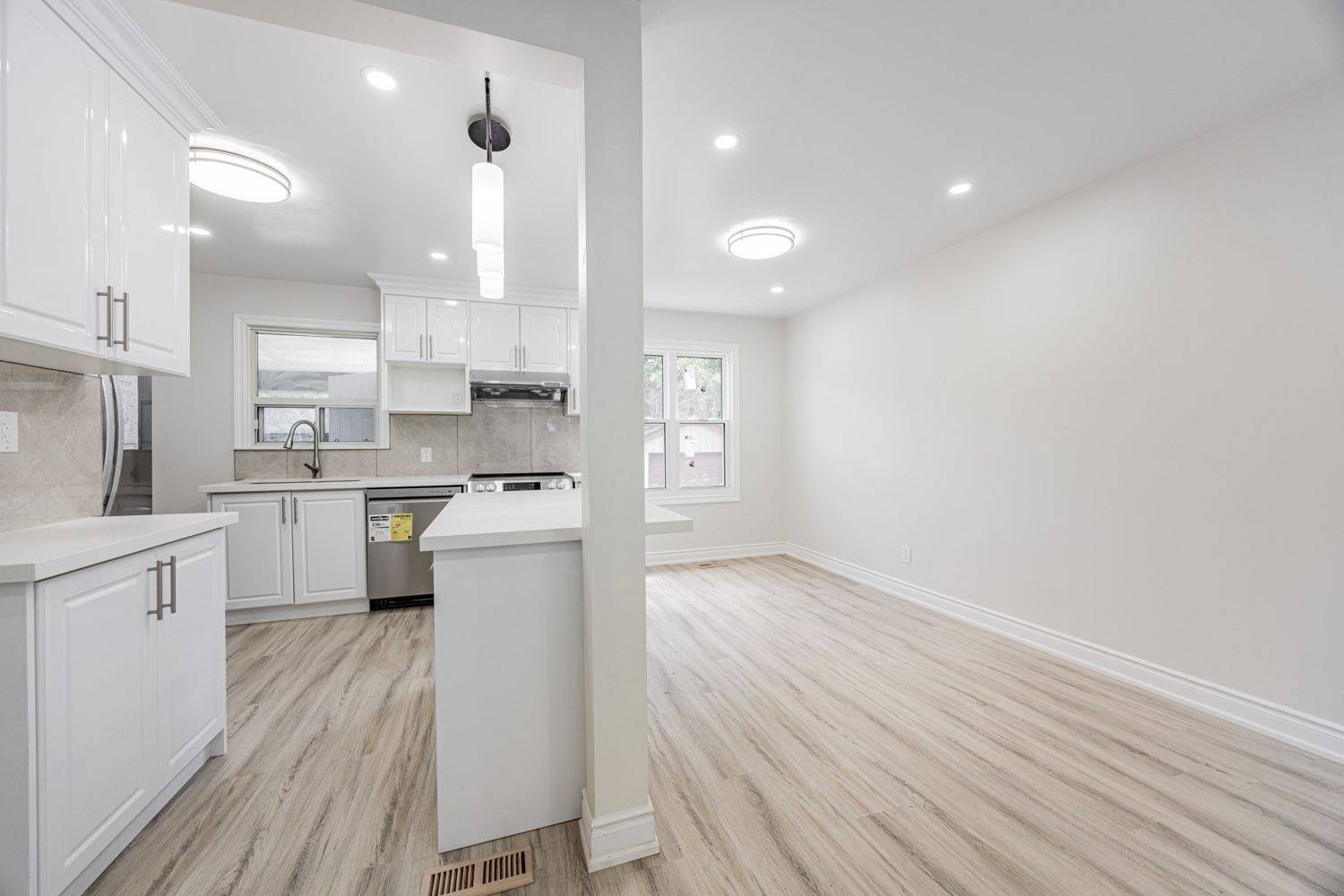 Richmond Hill, ON L4C 2C1,225 Essex AVE E