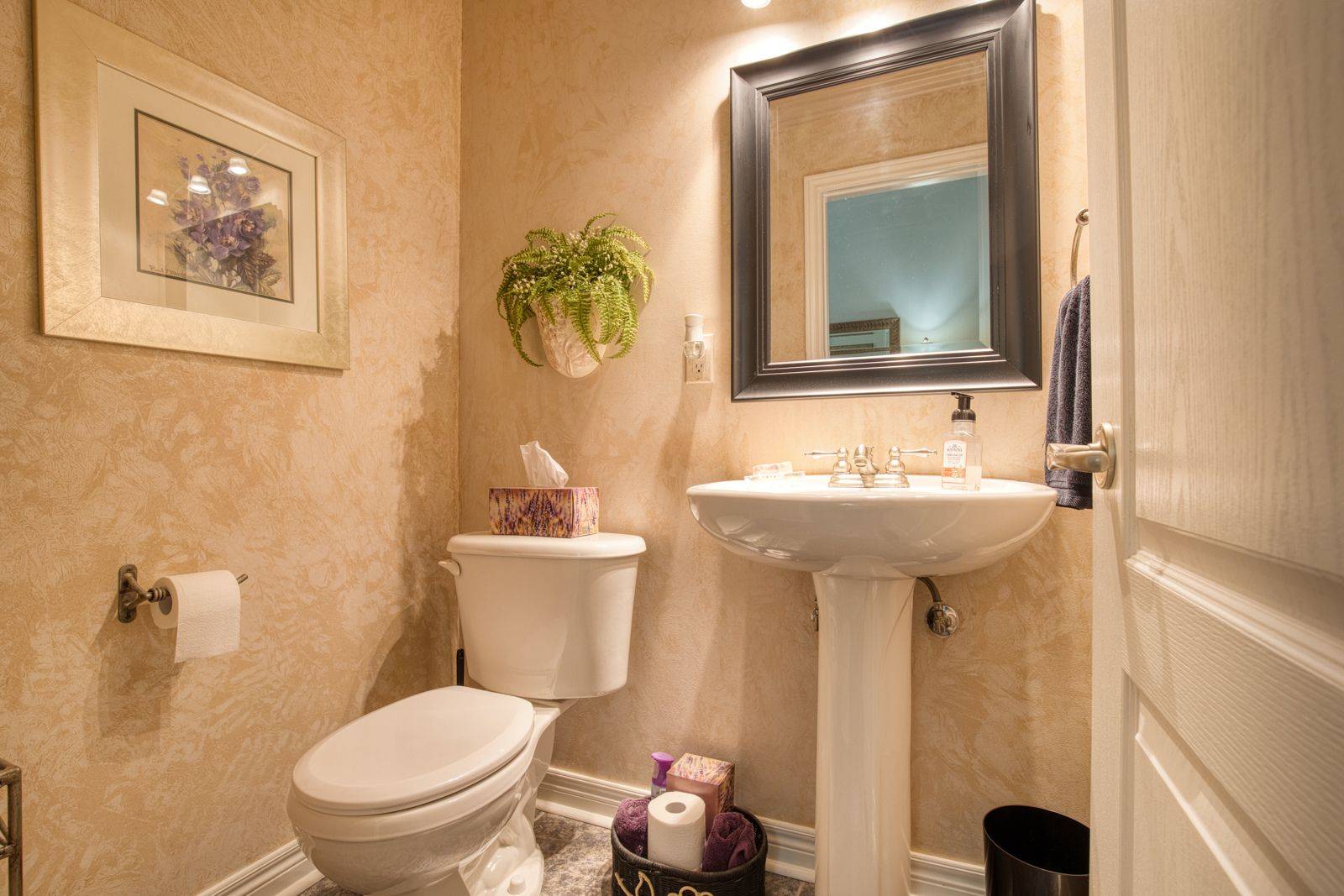 Mississauga, ON L5M 1R8,23 Ellen ST #4