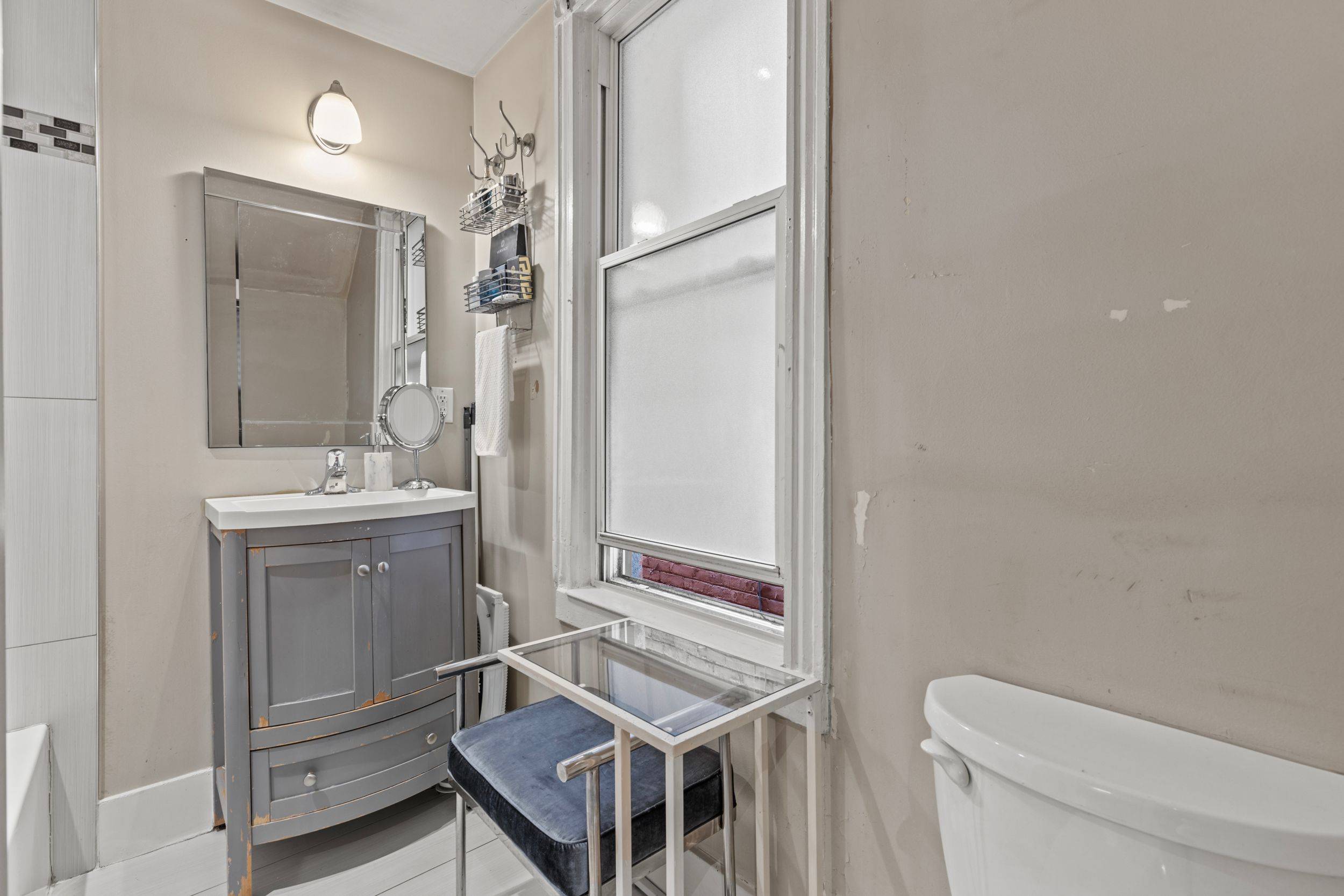 Hamilton, ON L8L 5C7,181 West AVE