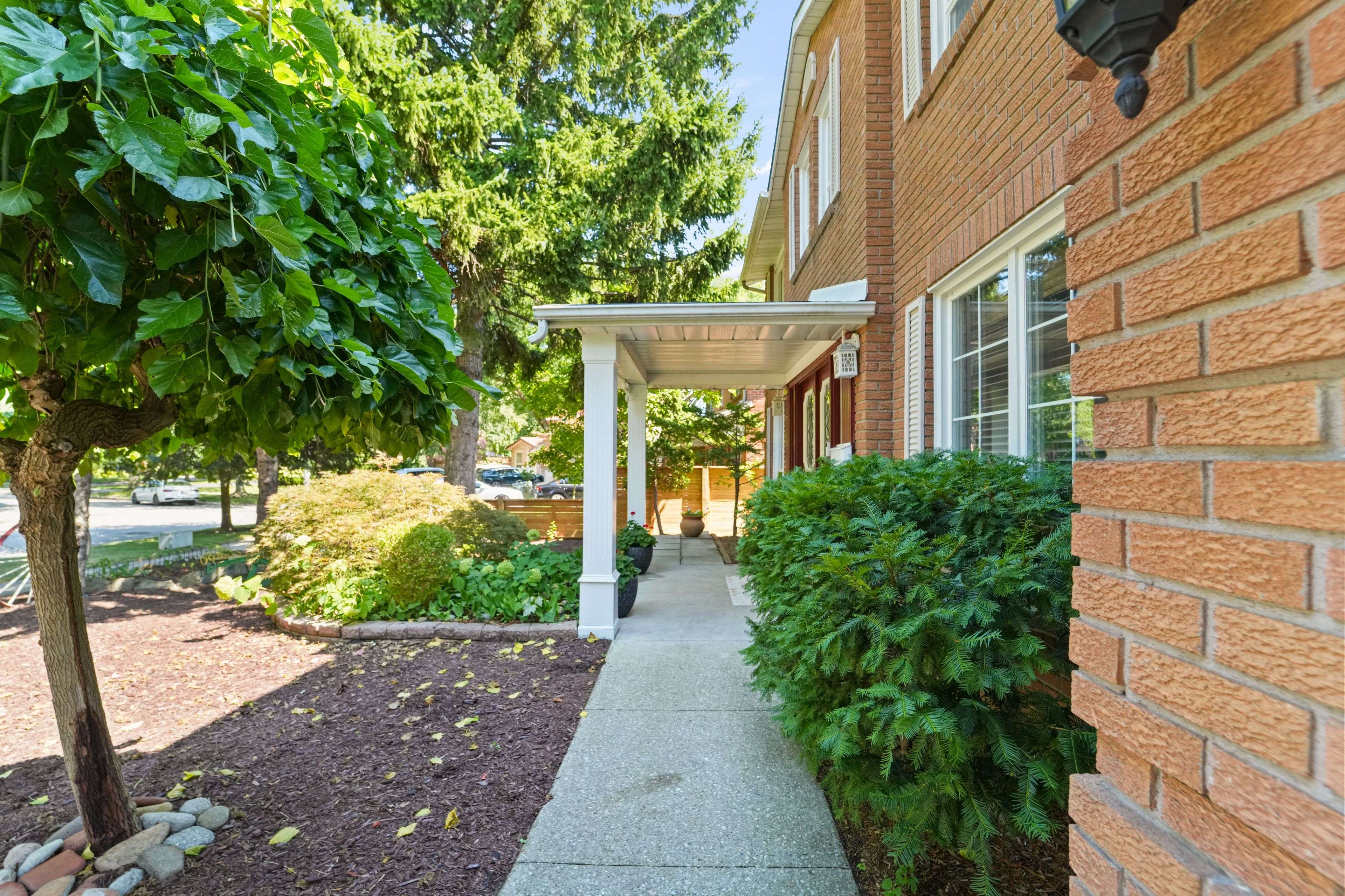 Mississauga, ON L5H 3W3,2032 Shannon DR