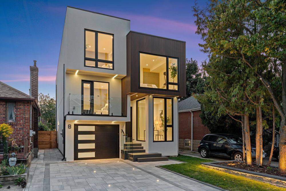 Toronto E03, ON M4J 3Y9,8 St Hubert AVE
