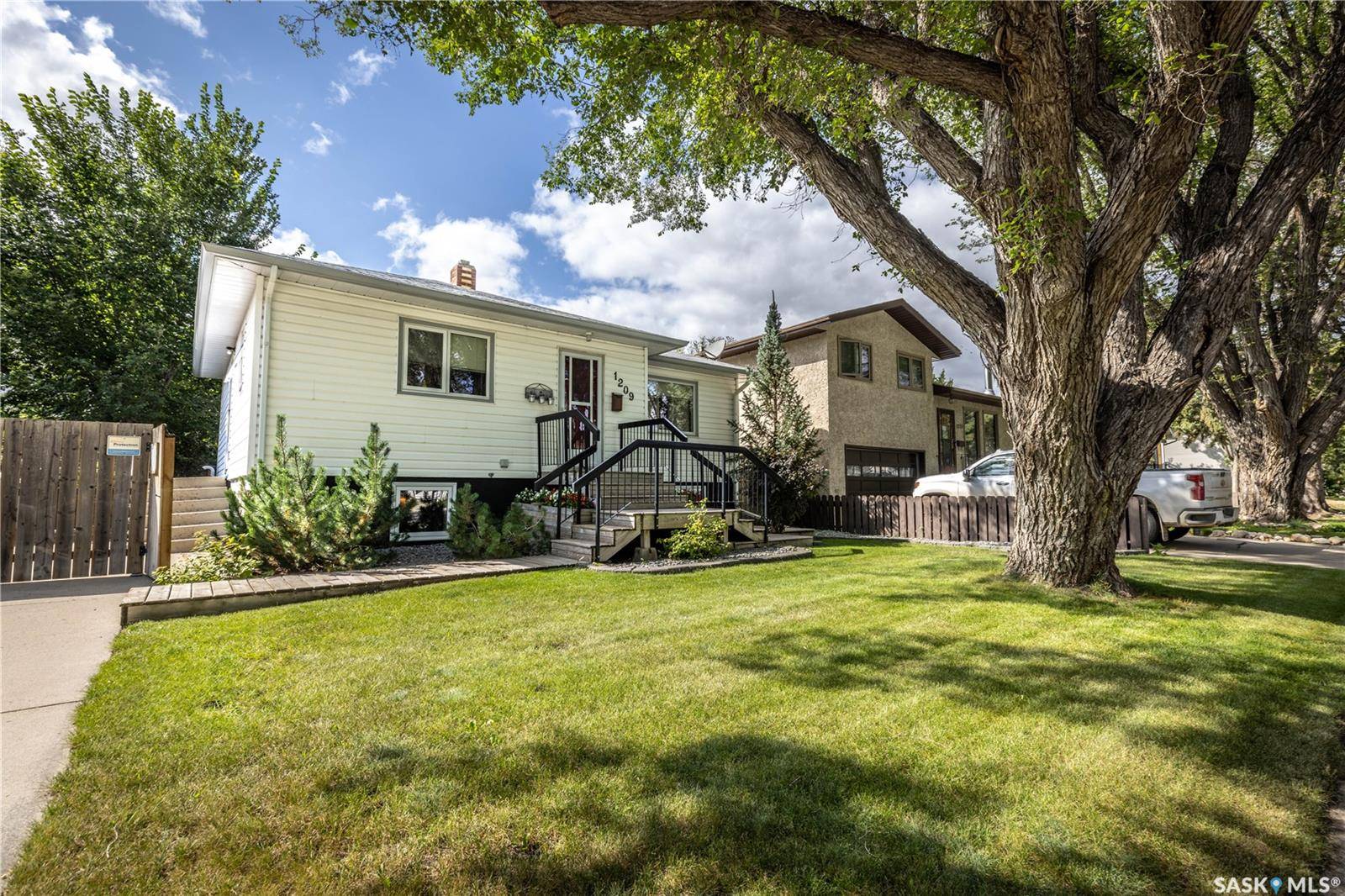 Saskatoon, SK S7M 2J9,1209 L AVENUE S