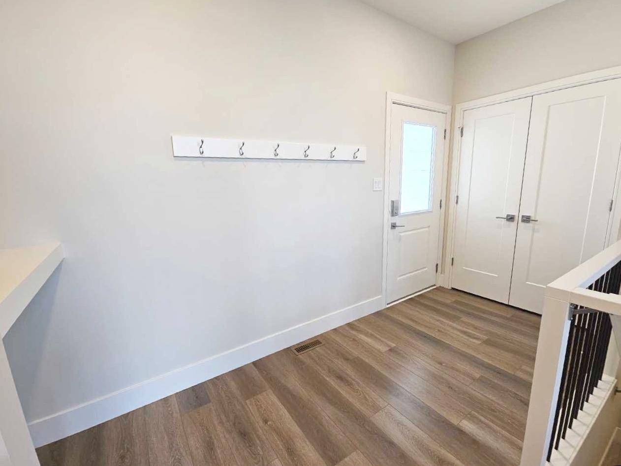 Lethbridge, AB T1J5W8,119 Goldenrod RD W