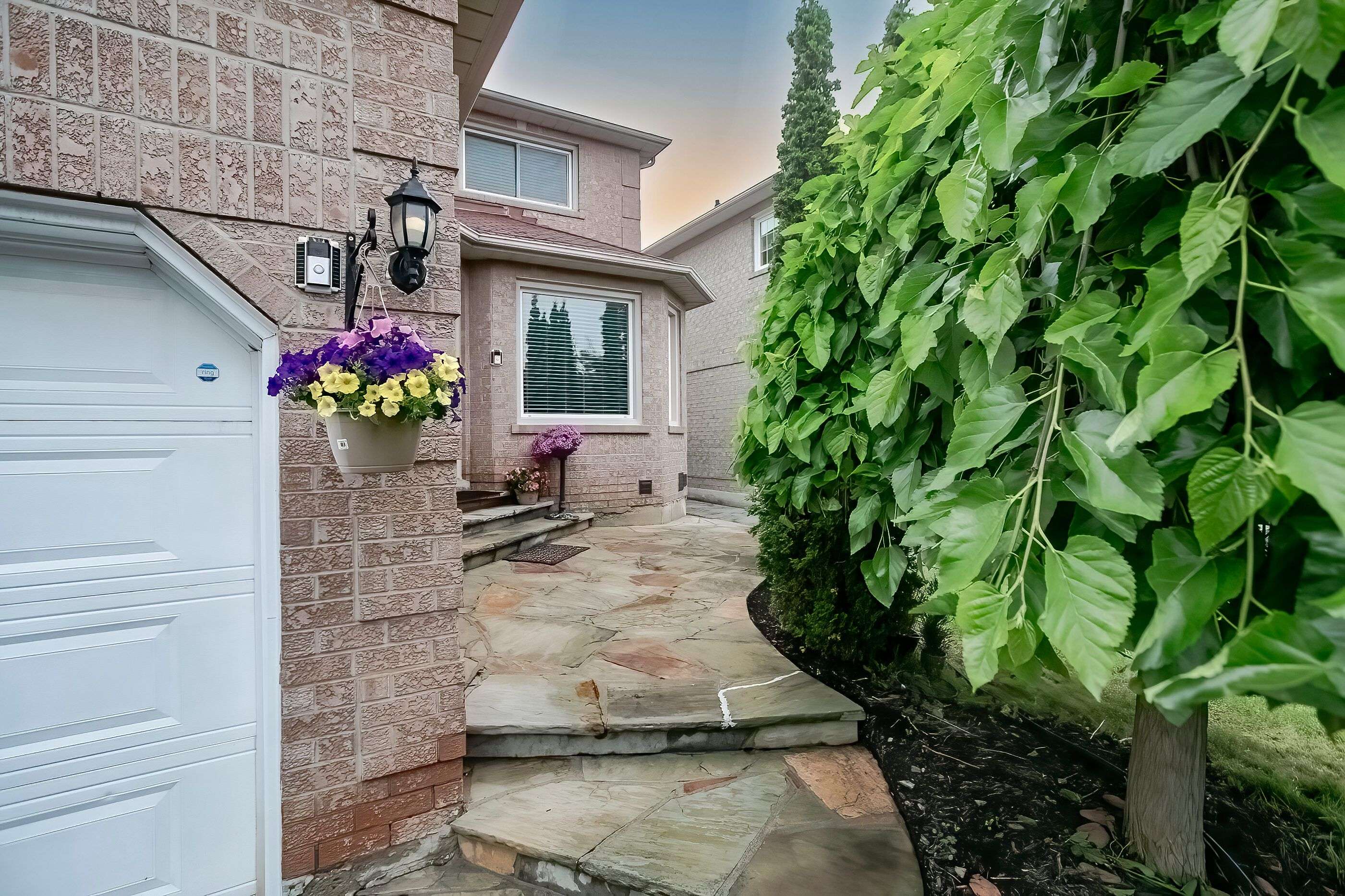 Brampton, ON L6Y 4V1,24 Vivians CRES