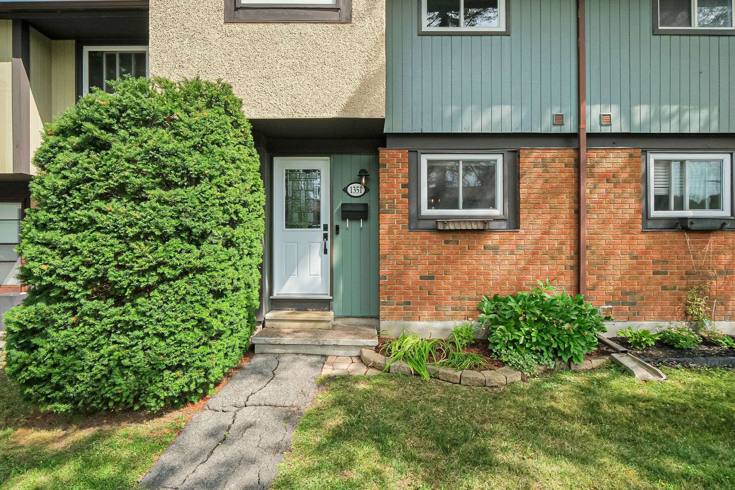 Orleans - Convent Glen And Area, ON K1C 2K5,1351 Bakker CT