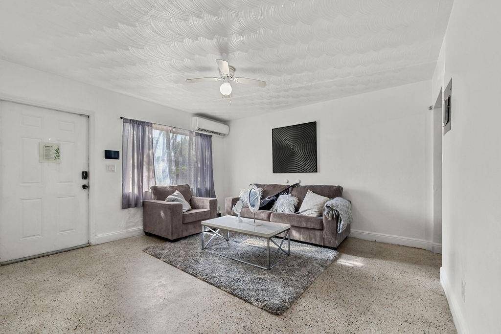 Hollywood, FL 33020,2212 Roosevelt St