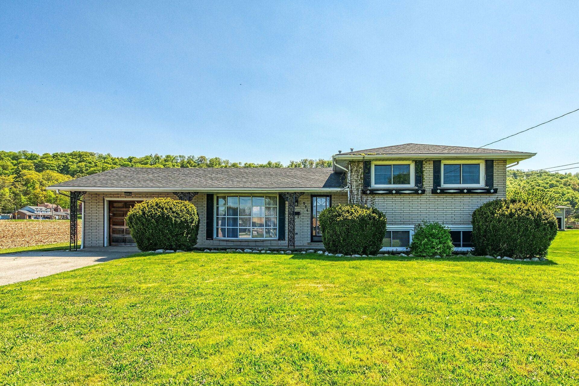 Hamilton, ON L8E 5J1,944 & 994 #8 HWY