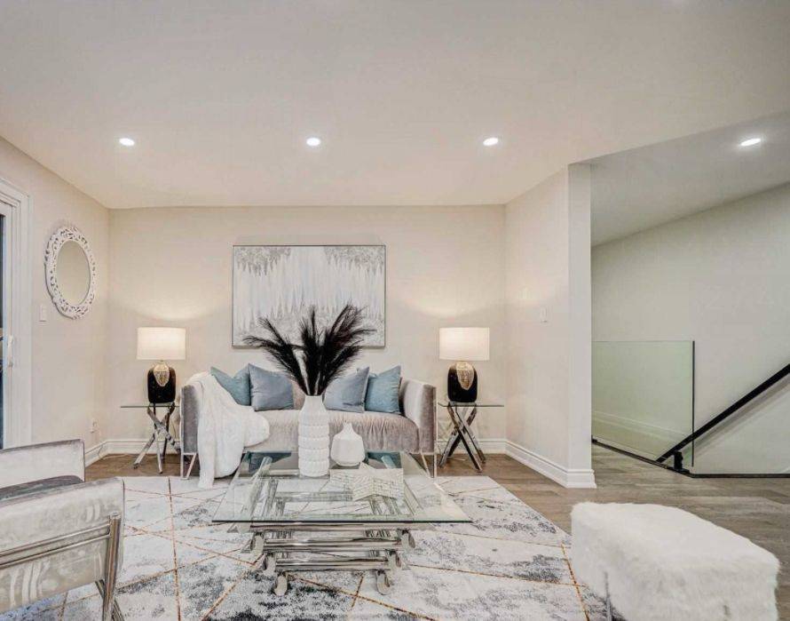 Toronto W10, ON M9V 3E8,21 Davistow CRES