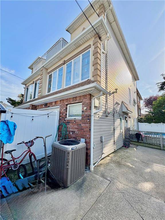 Staten  Island, NY 10305,220 Norway AVE