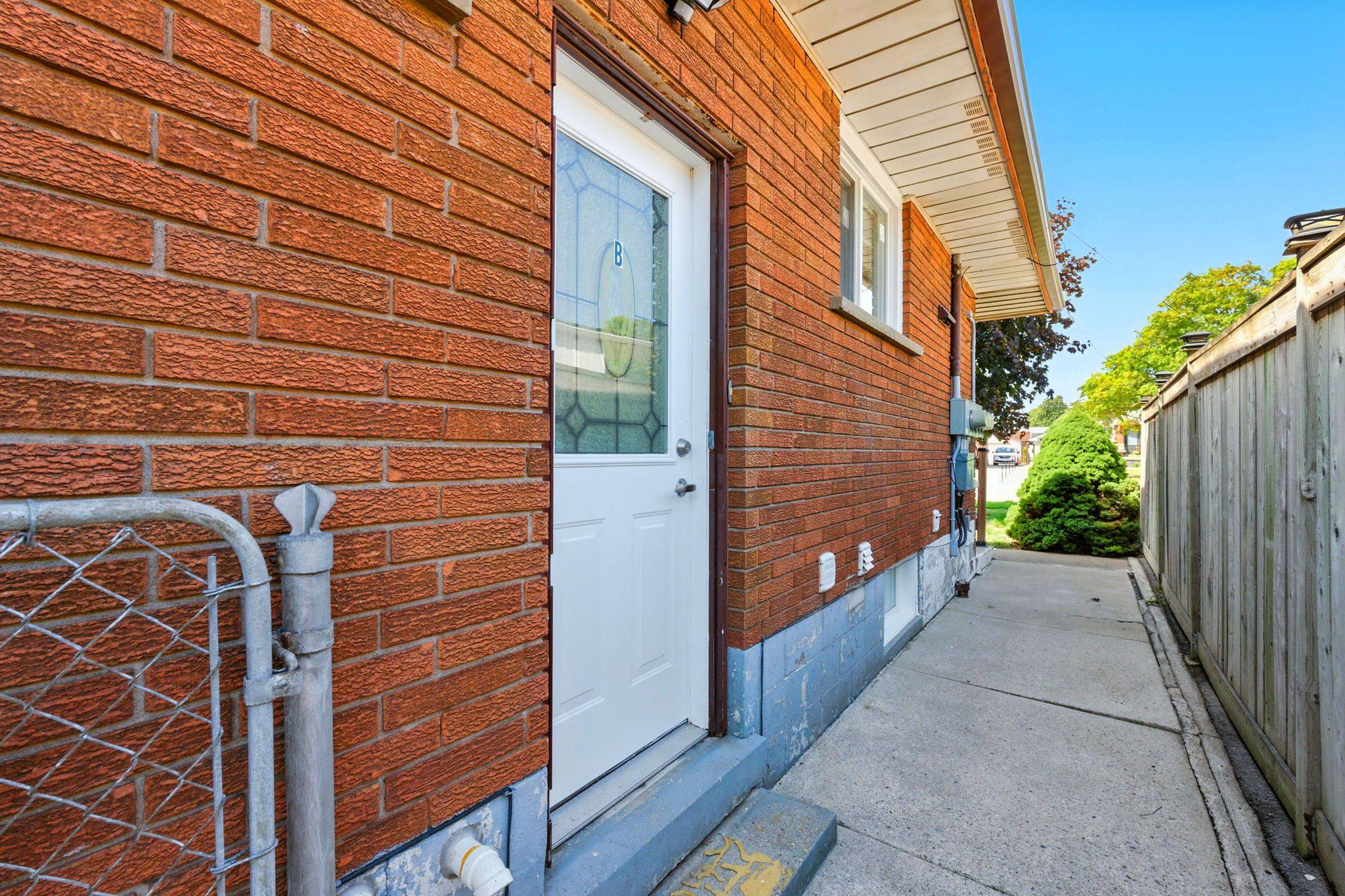 Hamilton, ON L8T 3V6,929 Upper Ottawa ST #B