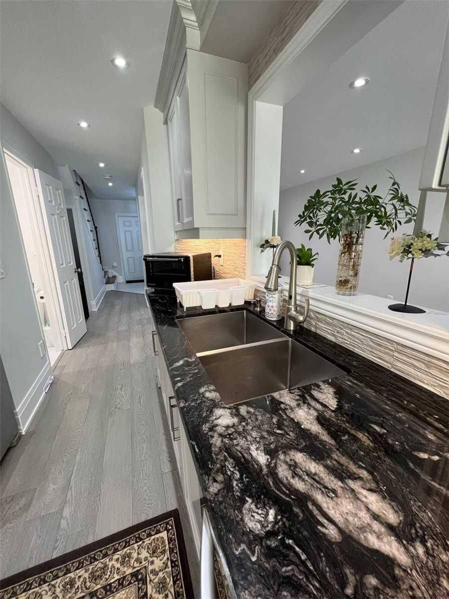 Mississauga, ON L5V 2V5,5936 Candlebrook CT