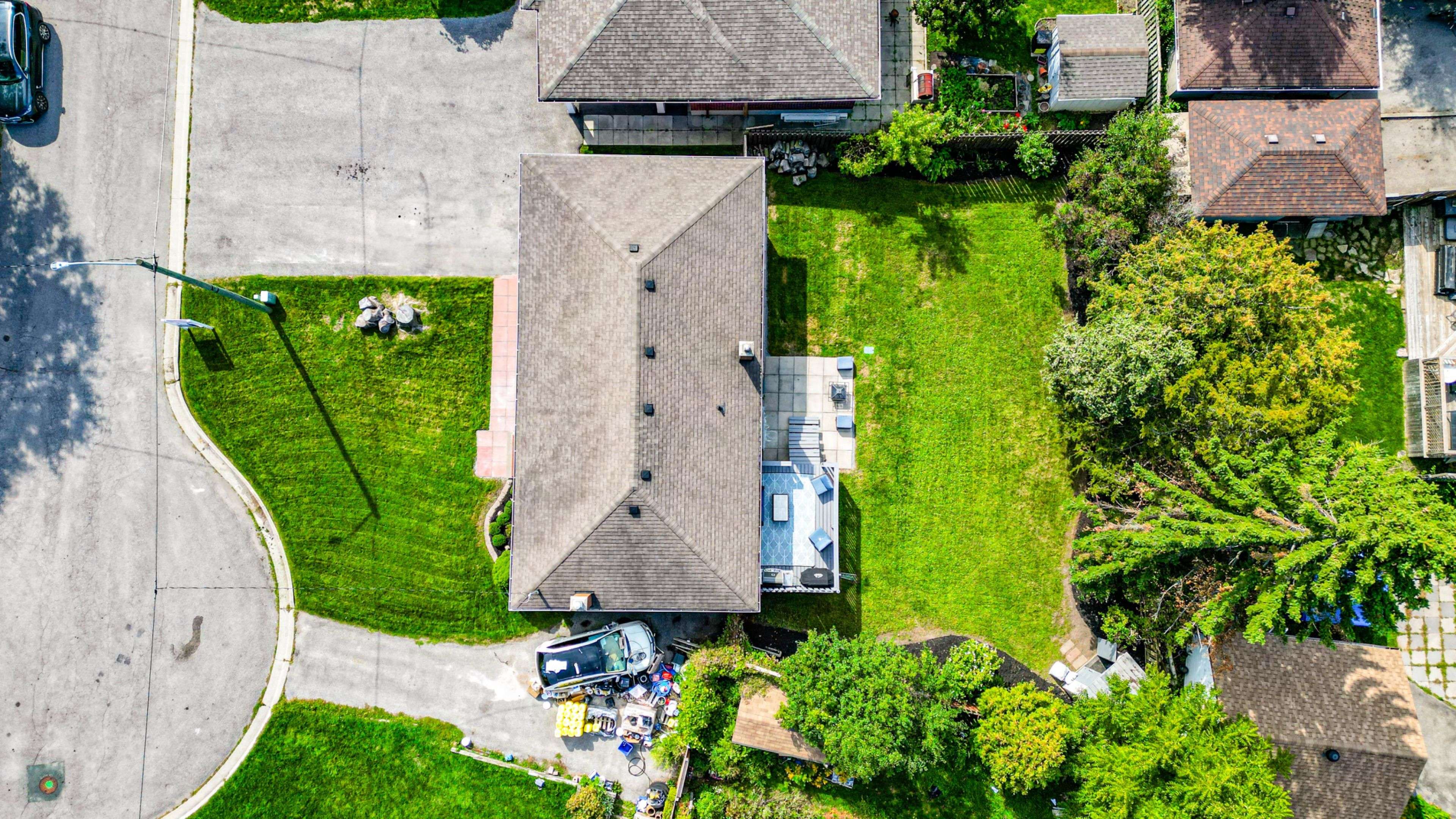 Oshawa, ON L1H 6S2,592 Carlyle CT