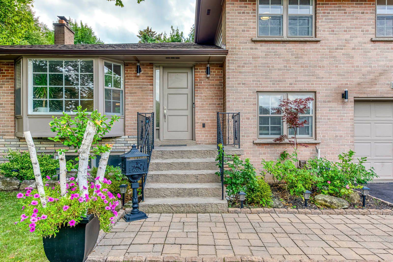 Toronto W09, ON M9R 3H5,4 Haregate CT