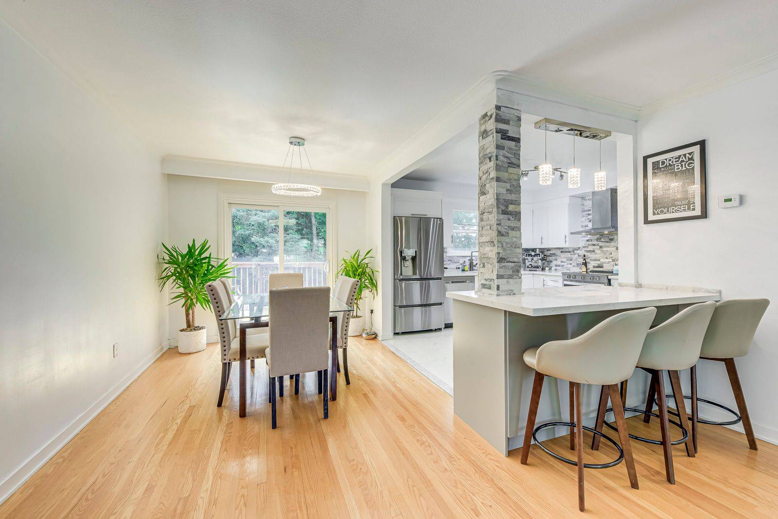 Toronto W09, ON M9R 3H5,4 Haregate CT