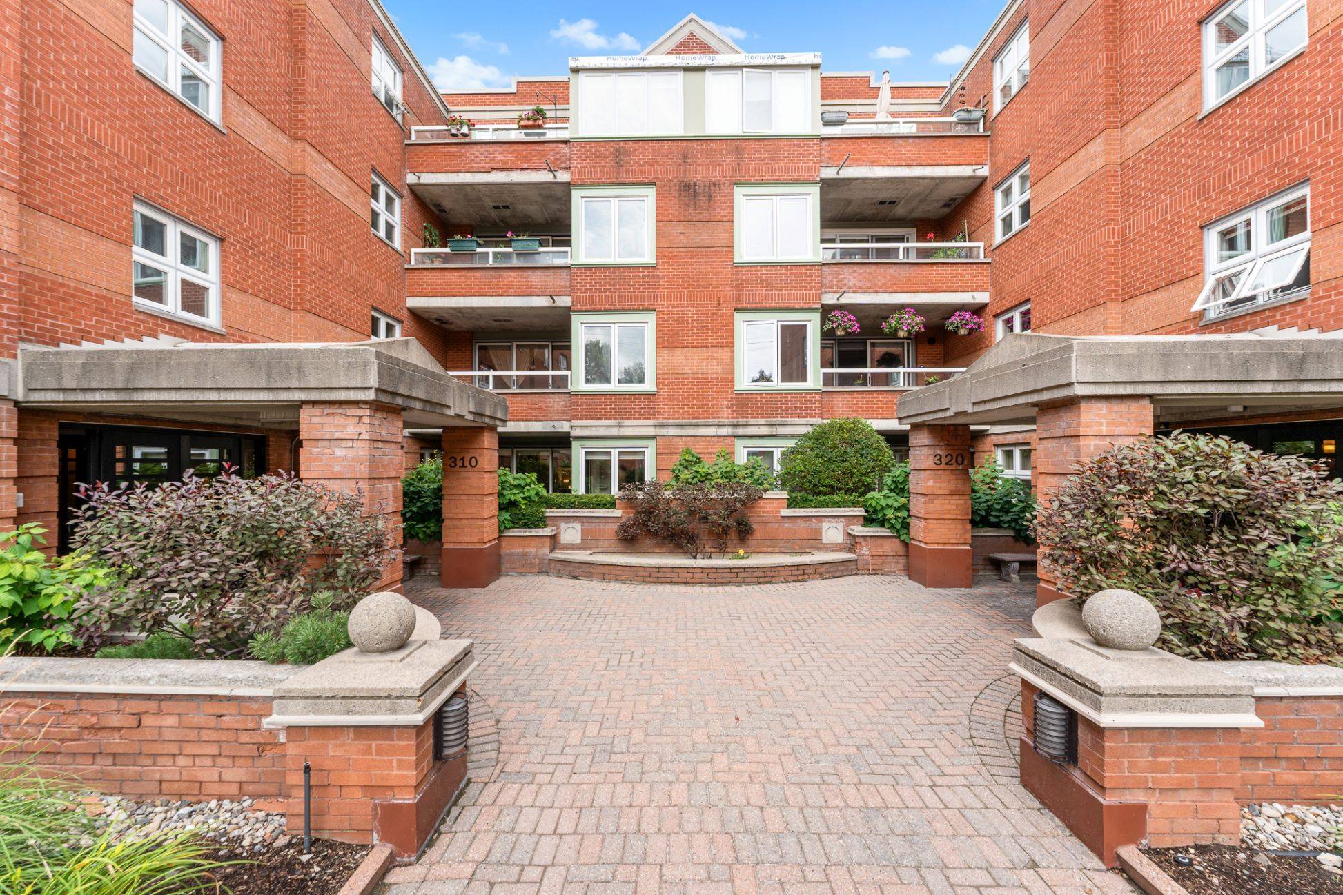 New Edinburgh - Lindenlea, ON K1M 1W5,310 Crichton ST #104