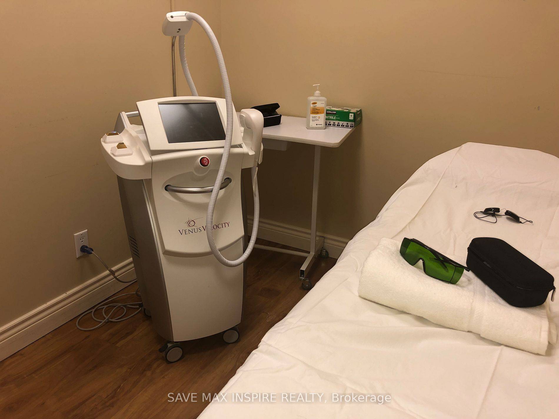 Toronto W10, ON M9V 5G5,1525 Albion RD