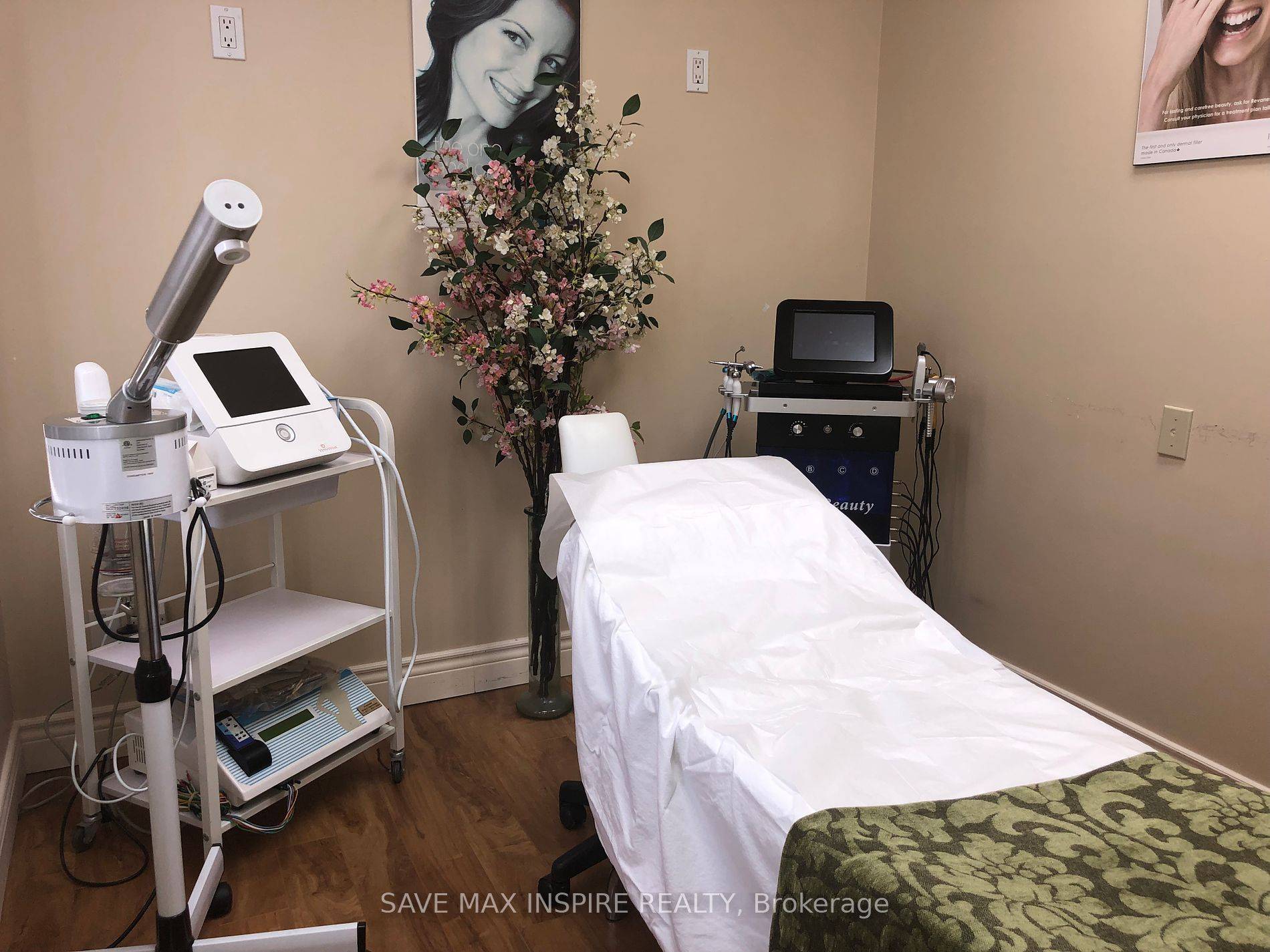 Toronto W10, ON M9V 5G5,1525 Albion RD