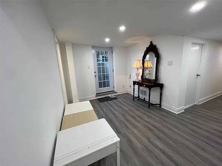 Mississauga, ON L4Y 2P5,3371 Schomberg AVE