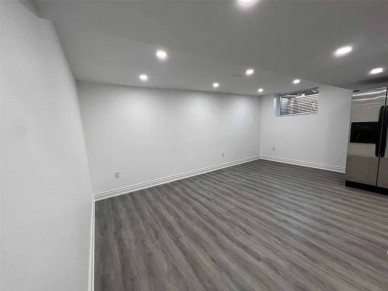 Mississauga, ON L4Y 2P5,3371 Schomberg AVE