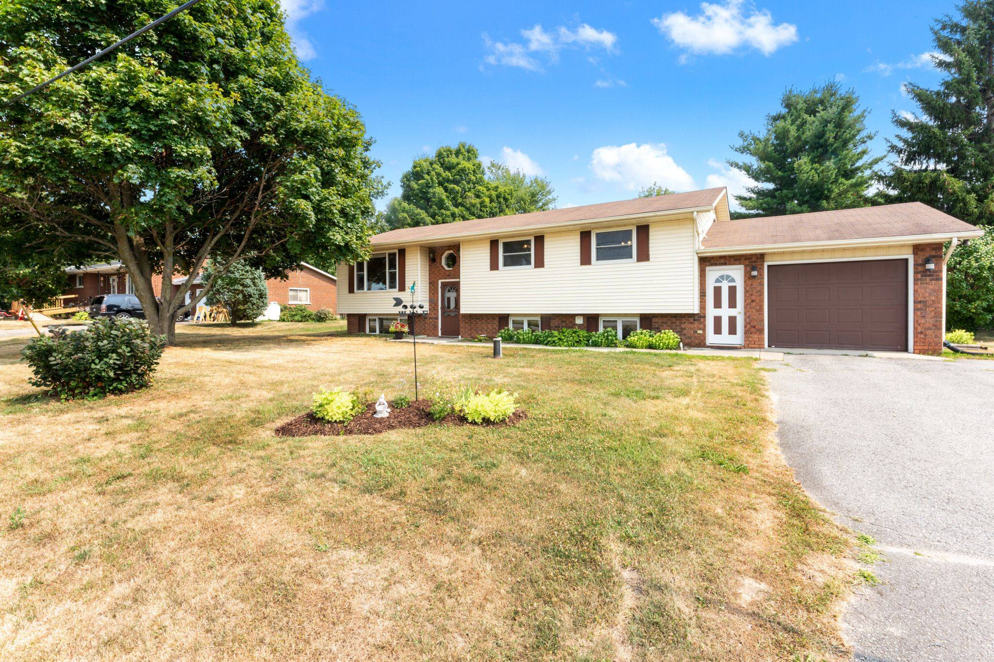 Leeds And The Thousand Islands, ON K0H 2N0,113 Main ST