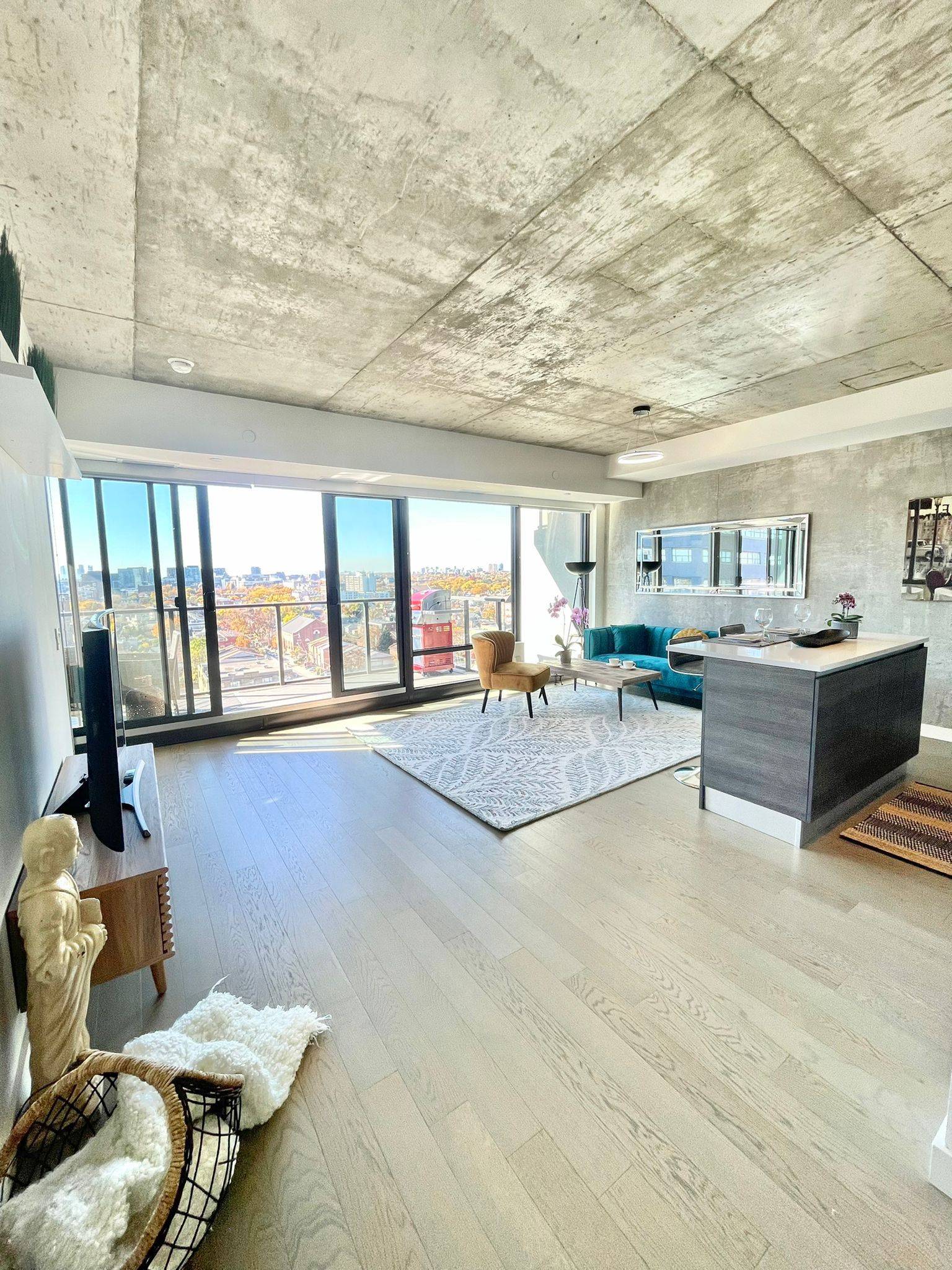 Toronto C01, ON M5V 2R1,111 Bathurst ST #1205