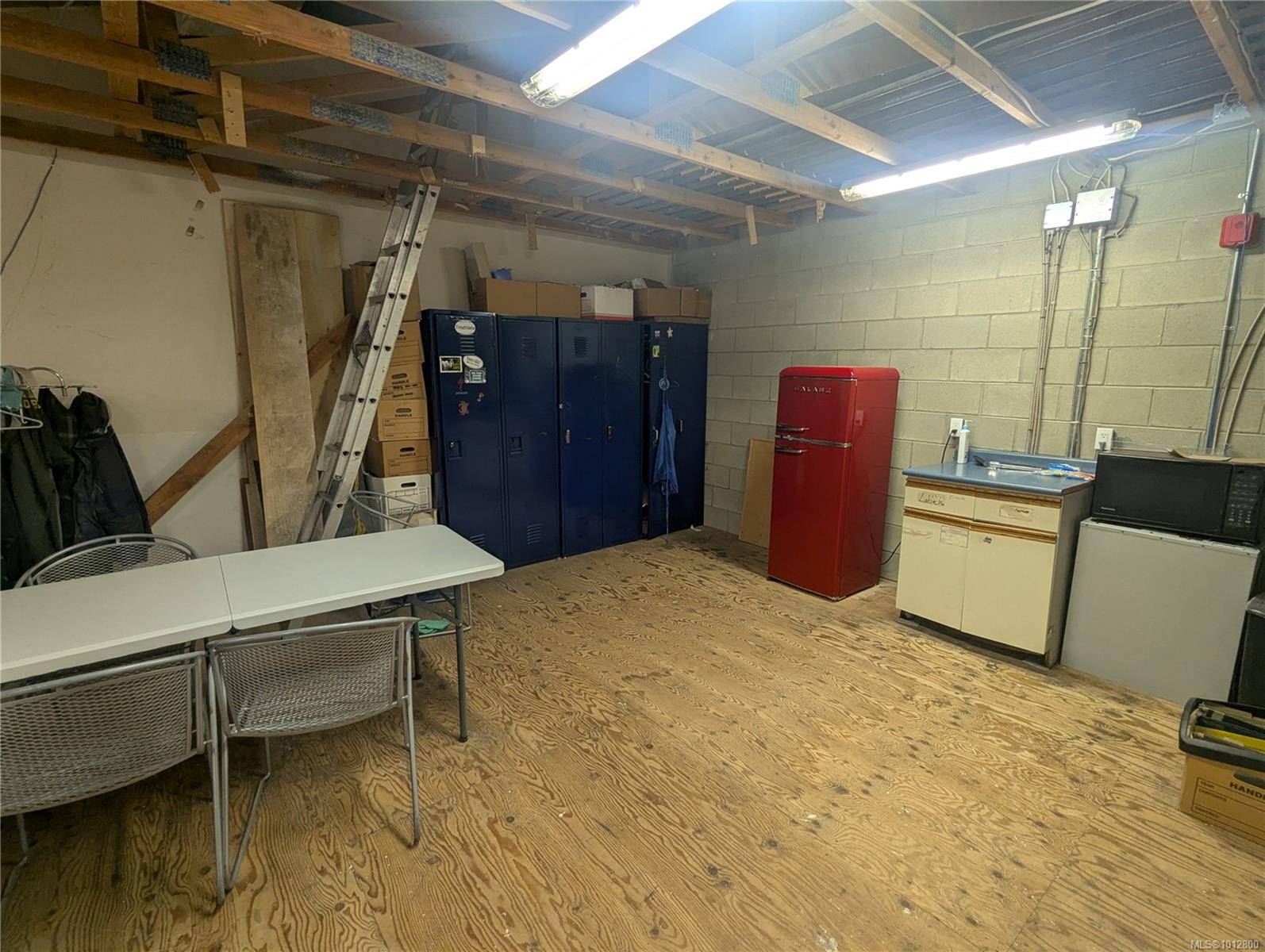 Esquimalt, BC V9A 5T9,744 Fairview Rd #3