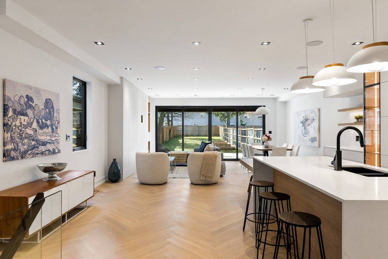 Mississauga, ON L5H 2S9,22A Broadview AVE