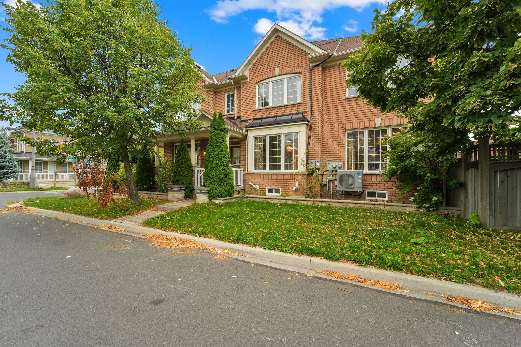 Markham, ON L6B 0C6,32 Hislop DR