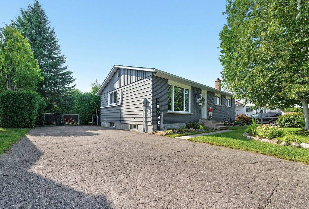 Petawawa, ON K8H 1R8,39 Mary ST