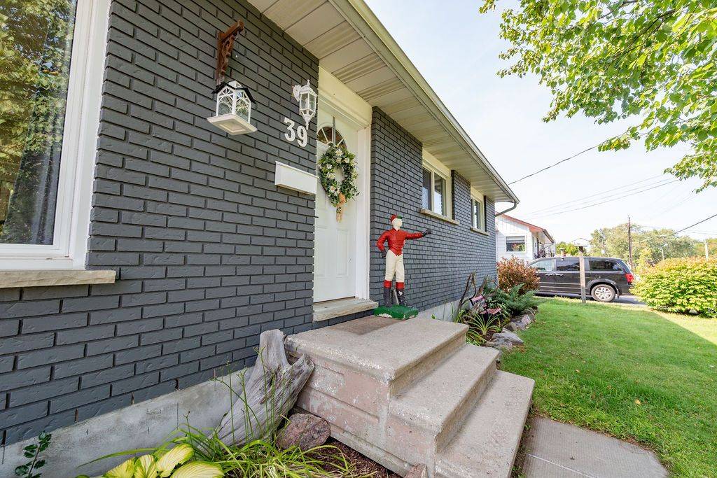 Petawawa, ON K8H 1R8,39 Mary ST