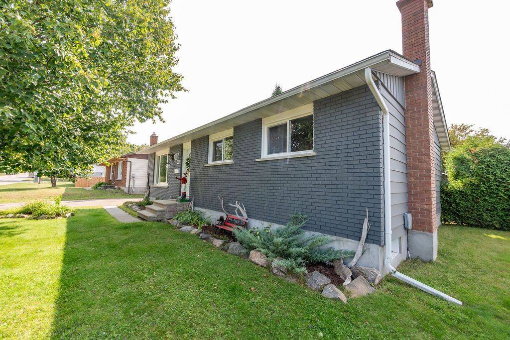 Petawawa, ON K8H 1R8,39 Mary ST