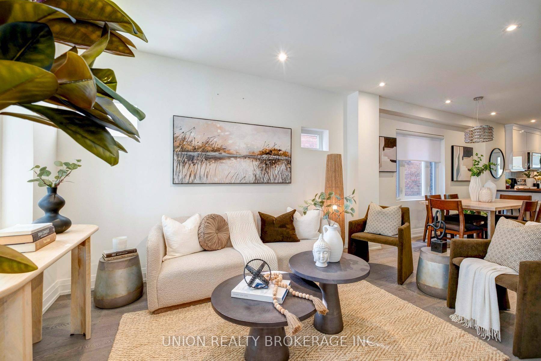 Toronto E01, ON M4L 2P4,26 Greenwood AVE