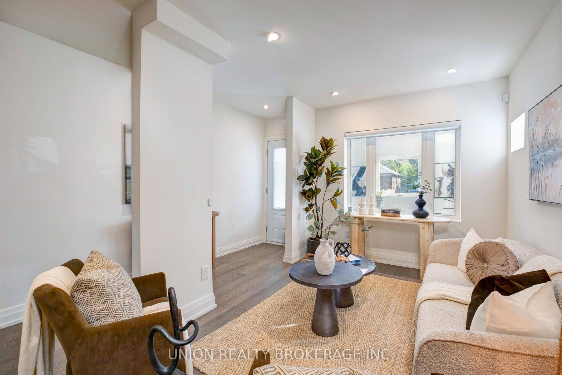 Toronto E01, ON M4L 2P4,26 Greenwood AVE