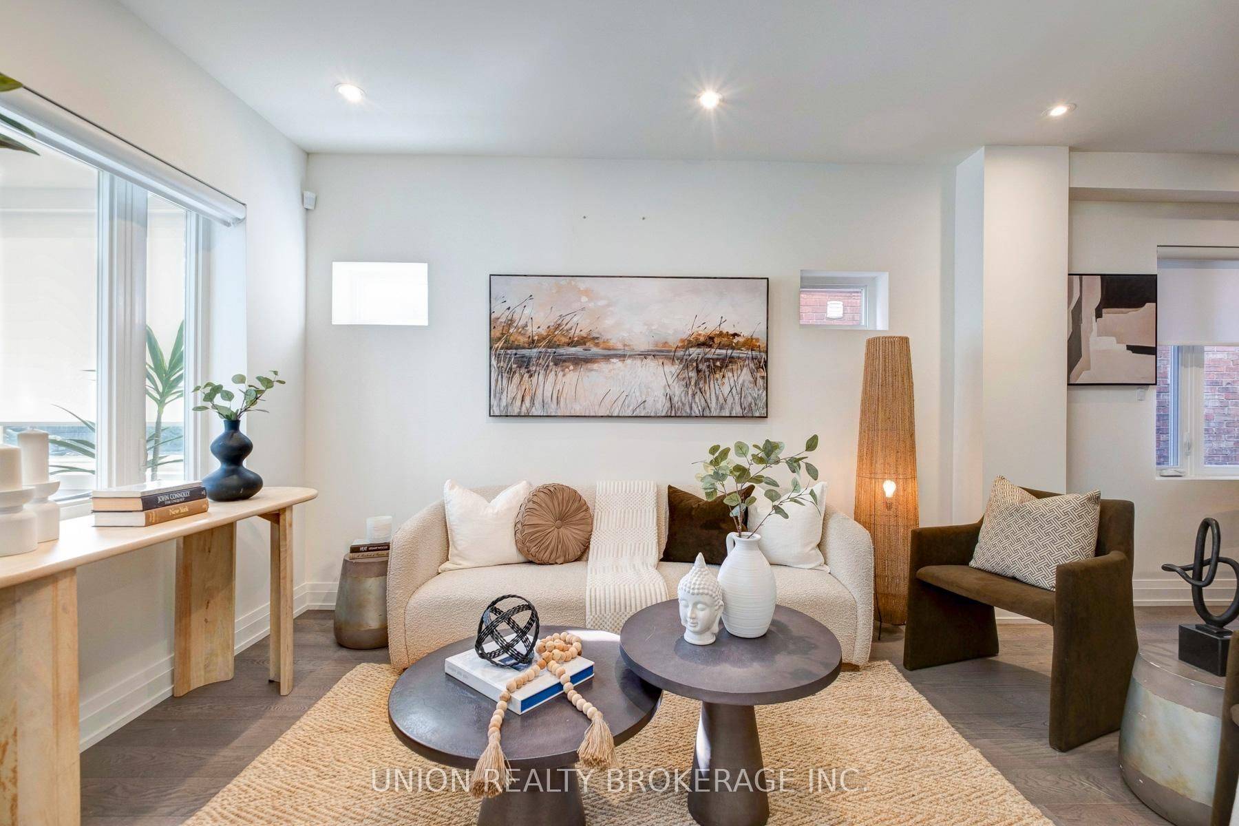 Toronto E01, ON M4L 2P4,26 Greenwood AVE