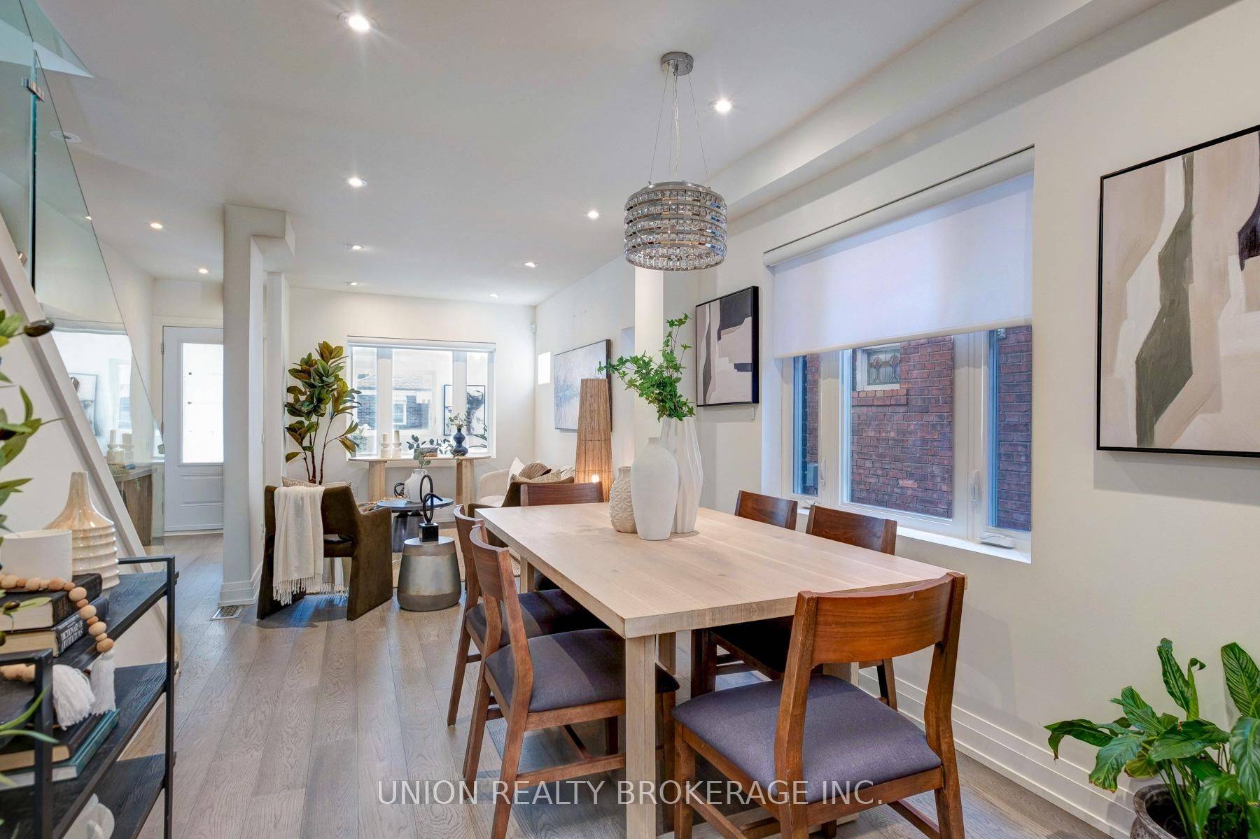 Toronto E01, ON M4L 2P4,26 Greenwood AVE