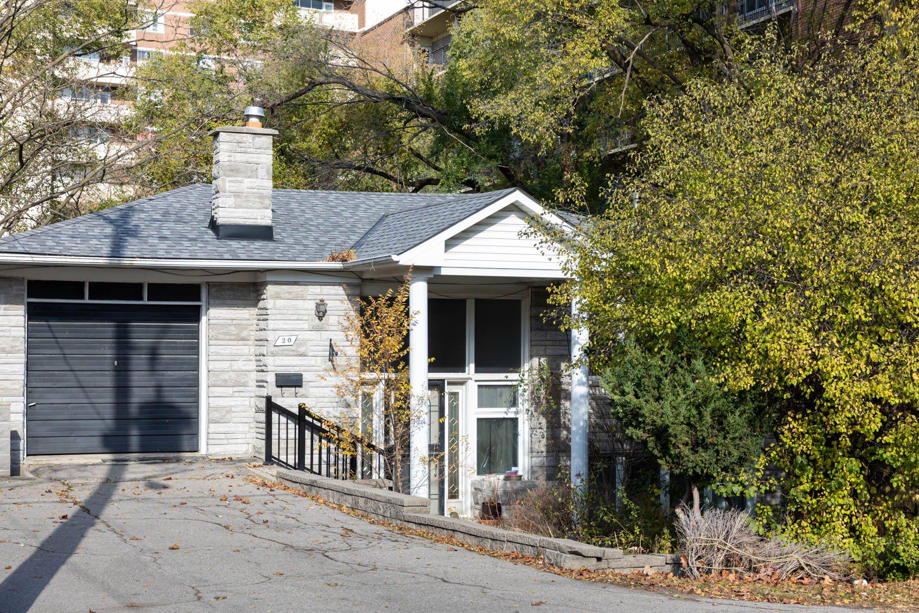 Toronto W04, ON M6L 1L1,20 Gracefield AVE