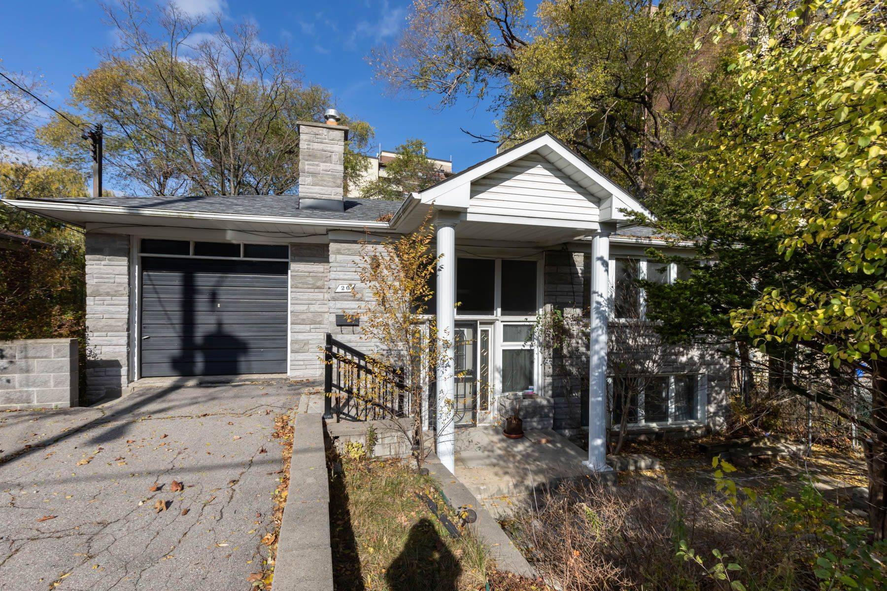 Toronto W04, ON M6L 1L1,20 Gracefield AVE